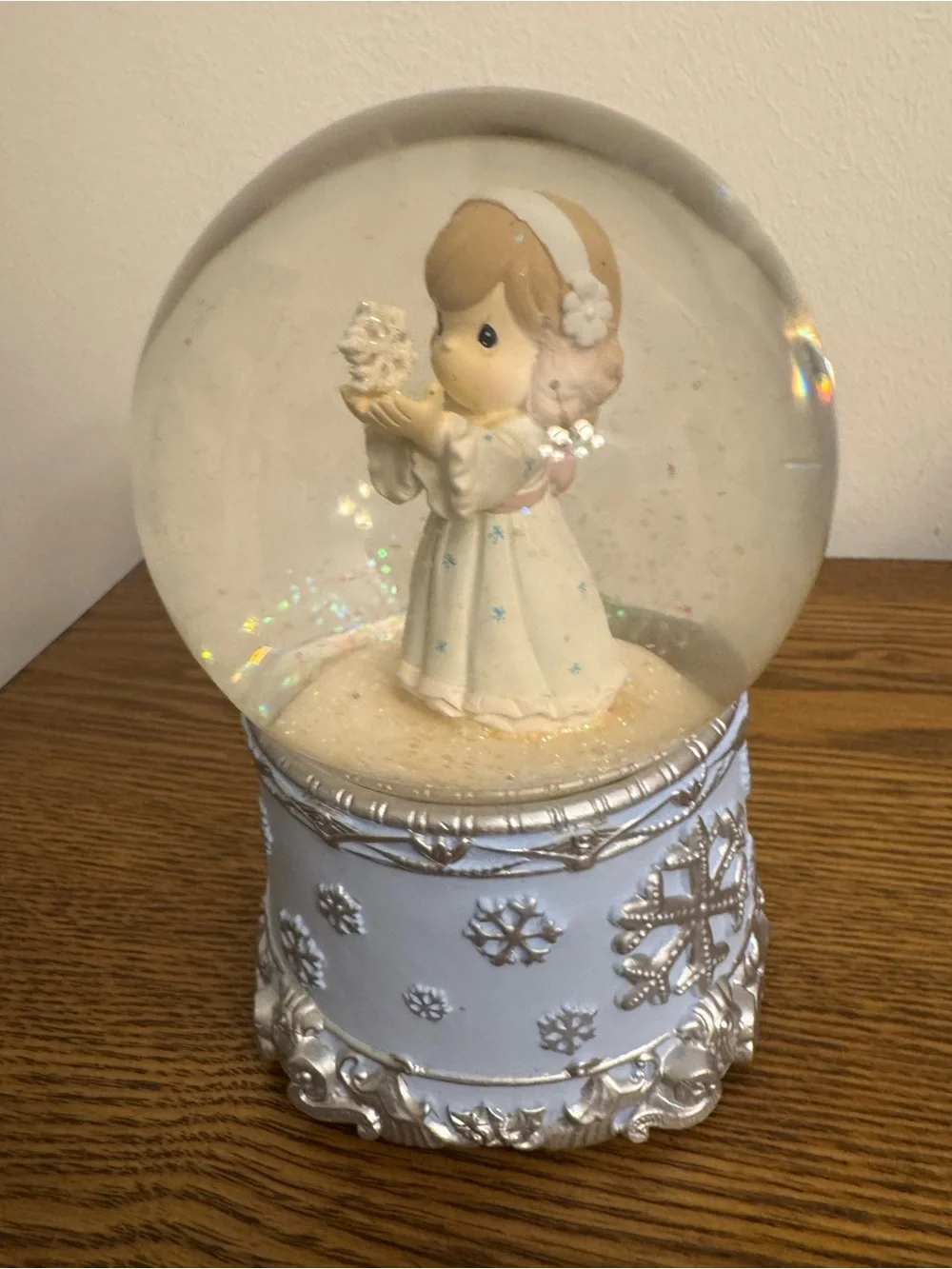 Precious Moments Musical Snow Globe Angel with Snowflake 121103 No Bubbles Clear